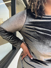 Load image into Gallery viewer, Close up view of the brown-gold shimmery metallic velvet of a size 2X Rachel Roy metallic brown-gold velvet long sleeve bodycon midi dress with ruching at the sides on a size 16/18 model. The photo is taken outside in natural lighting.
