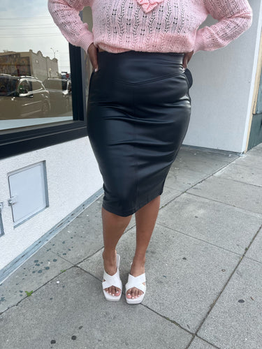 Front view of a size 18 River Island Black Pencil Skirt on a size 16/18 model.