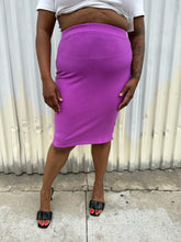 Load image into Gallery viewer, Front view of a size 14/16 Eloquii light purple ribbed pencil skirt styled with black heels and a white top on a size 14/16 model. The photo was taken outside in natural lighting.

