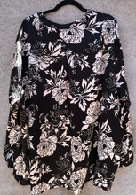 Load image into Gallery viewer, Lane Bryant Floral Top 28
