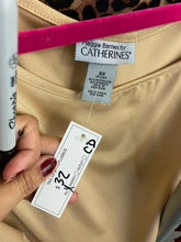 Load image into Gallery viewer, Catherine&#39;s Light Tan Sleeveless Top, Size 26/28
