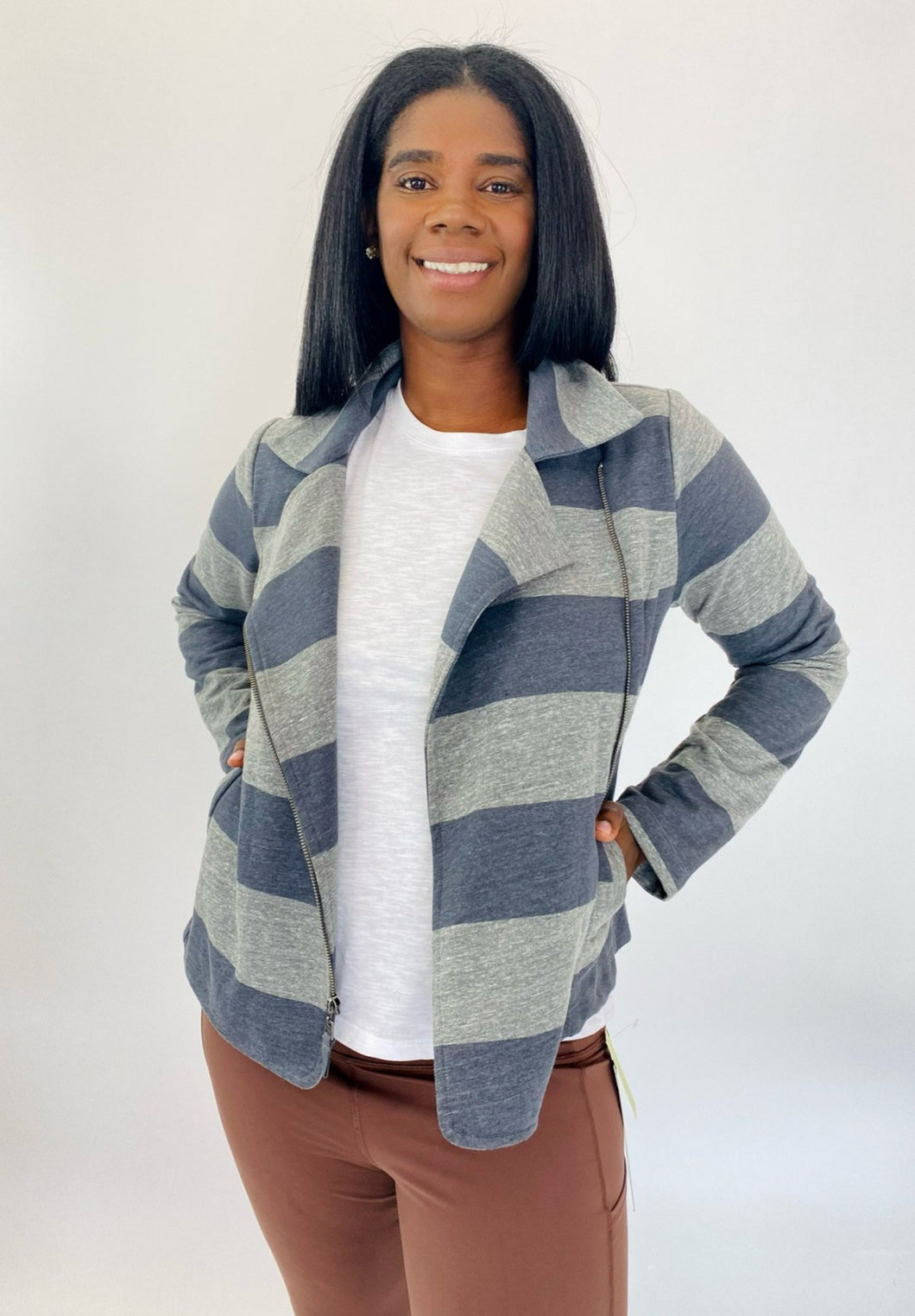 Front view of a size XL Splendid dark and light gray zip-up jacket styled open over a white tee and brown leggings on a size 12 model.