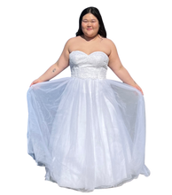 Load image into Gallery viewer, David&#39;s Bridal Corseted Wedding Dress, Size 16/18
