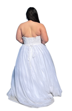 Load image into Gallery viewer, David&#39;s Bridal Corseted Wedding Dress, Size 16/18
