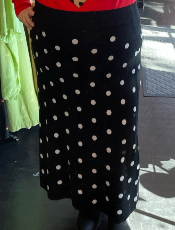 Close up front view of a size 2X Victor Glemaud x Target black and white polka dot sweater maxi skirt on a size 20/22 model.