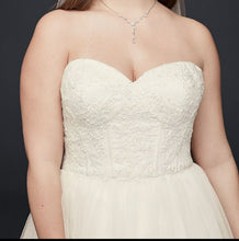 Load image into Gallery viewer, David&#39;s Bridal Corseted Wedding Dress, Size 16/18
