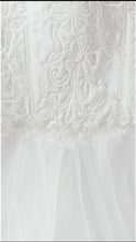 Load image into Gallery viewer, David&#39;s Bridal Corseted Wedding Dress, Size 16/18
